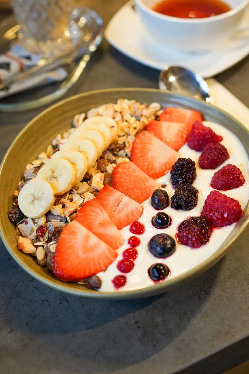 Granola Bowl mit frischen Früchten, Frühstück Labyrinth Aachen