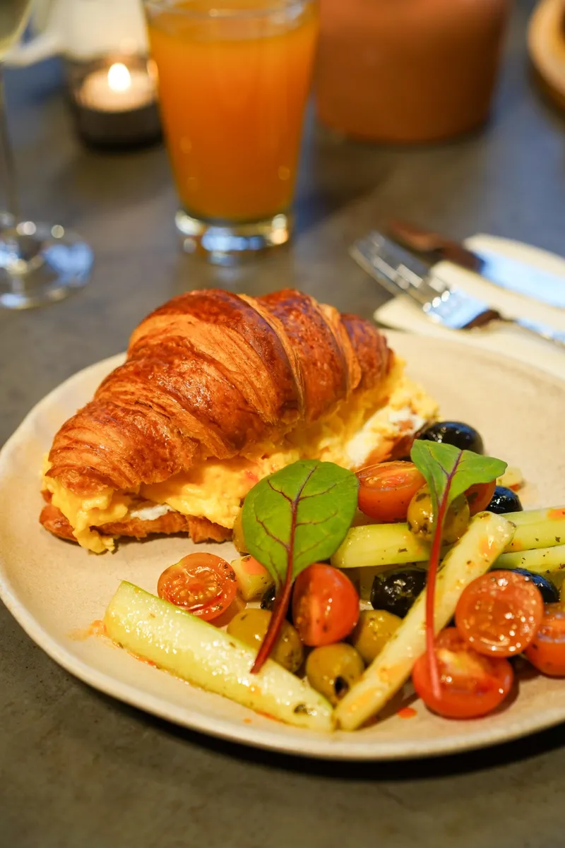 Frühstückscroissant mit frischem Gemüse im Labyrinth Aachen