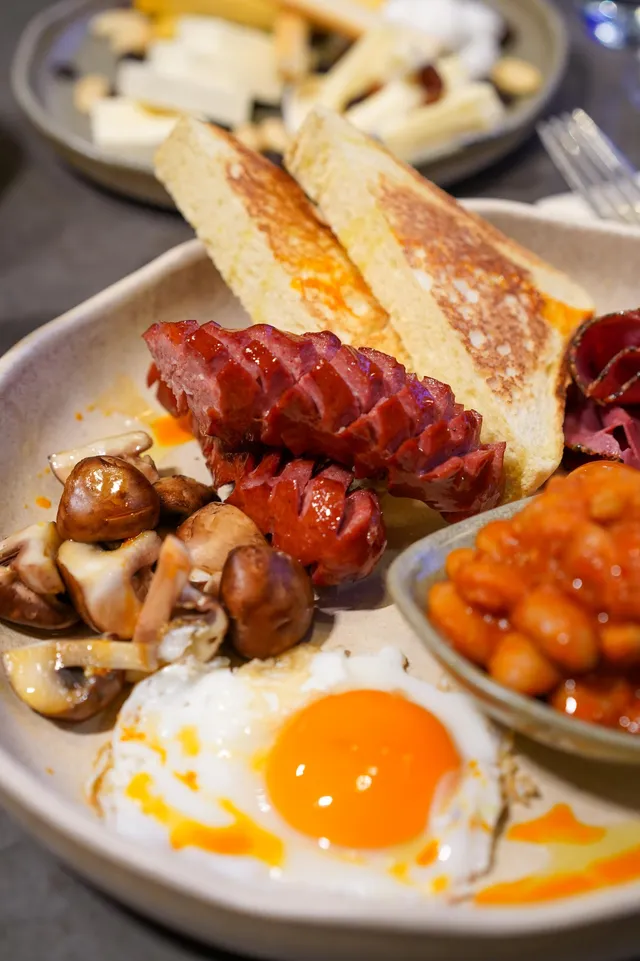 Englisches Frühstück mit Spiegelei im Labyrinth Aachen