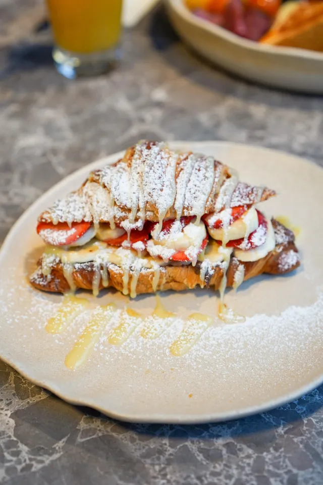 Süßes Croissant mit Puderzucker, Labyrinth Aachen Frühstück